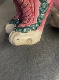 Un mod&egrave;le d'un lion bouddhiste en porcelaine de Chine famile rose et une paire de porte-encens en biscuit &eacute;maill&eacute; vert, 19&egrave;me